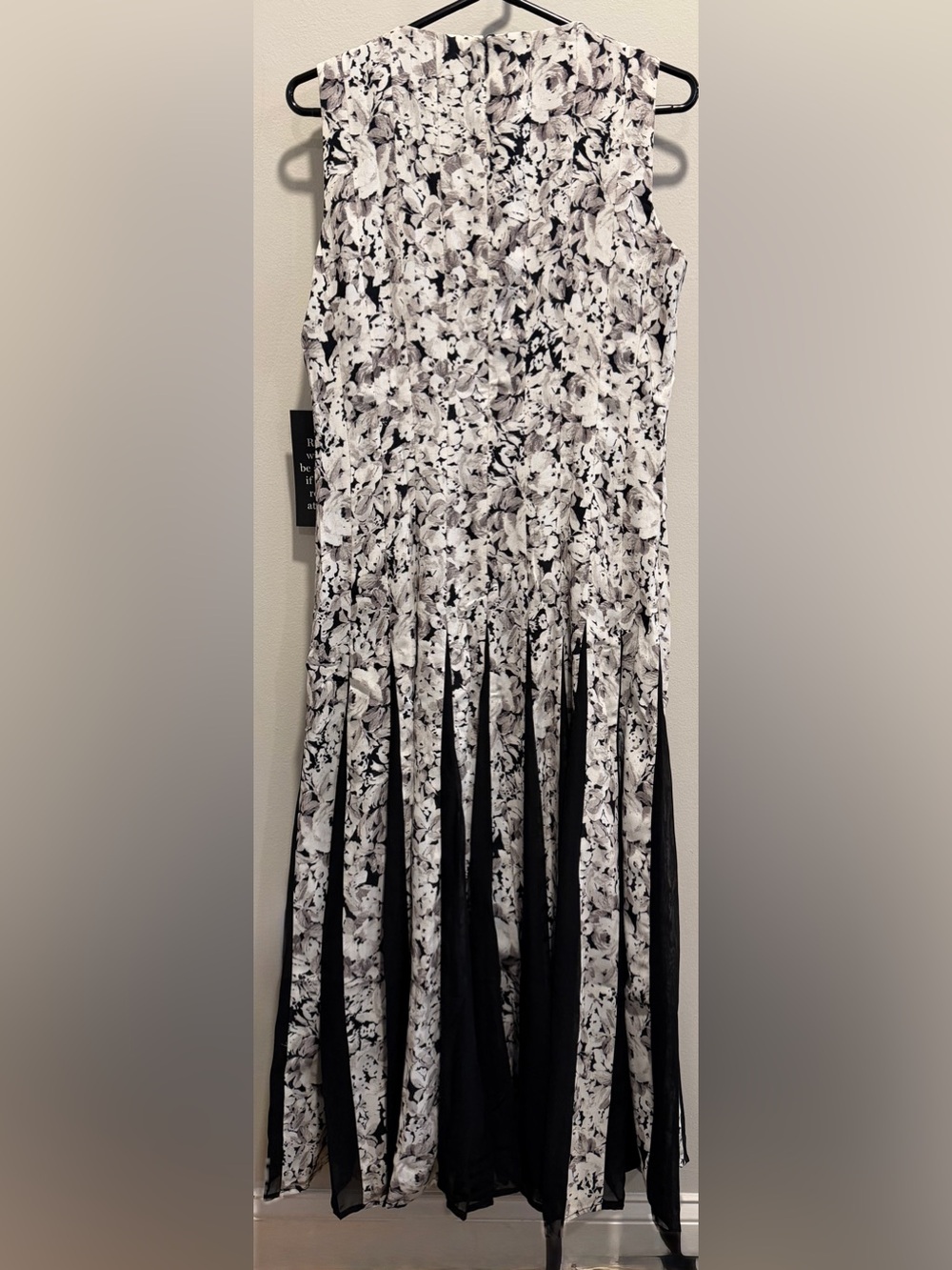 Tuckernuck Andi Maxi Dress Gray Gardens Size 6 Pleated Floral - Picture 3 of 5